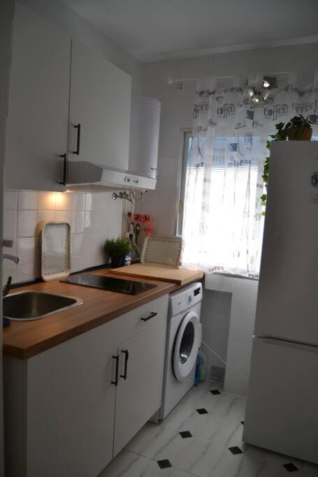 Cozy And Well Connected Apartment Siviglia Esterno foto