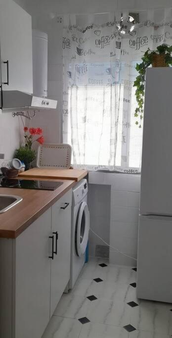 Cozy And Well Connected Apartment Siviglia Esterno foto