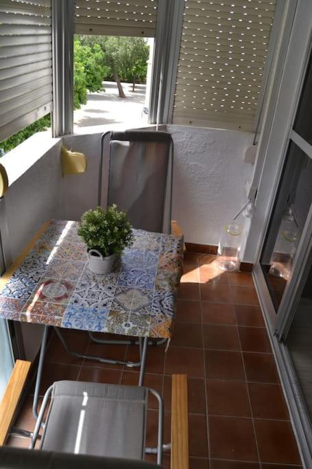 Cozy And Well Connected Apartment Siviglia Esterno foto