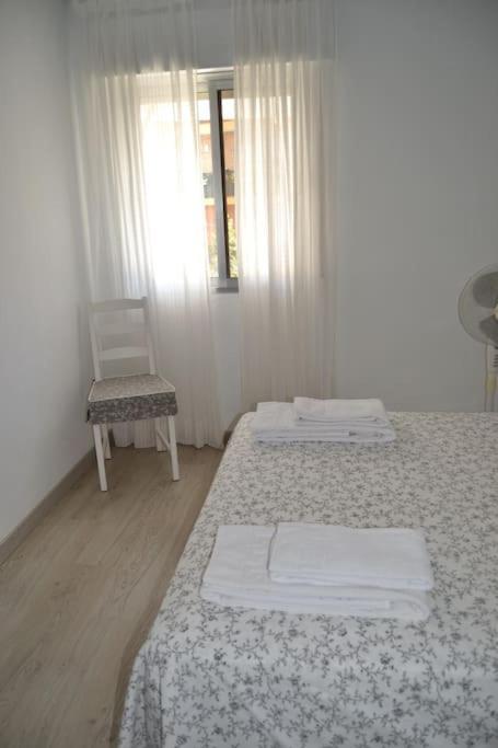 Cozy And Well Connected Apartment Siviglia Esterno foto