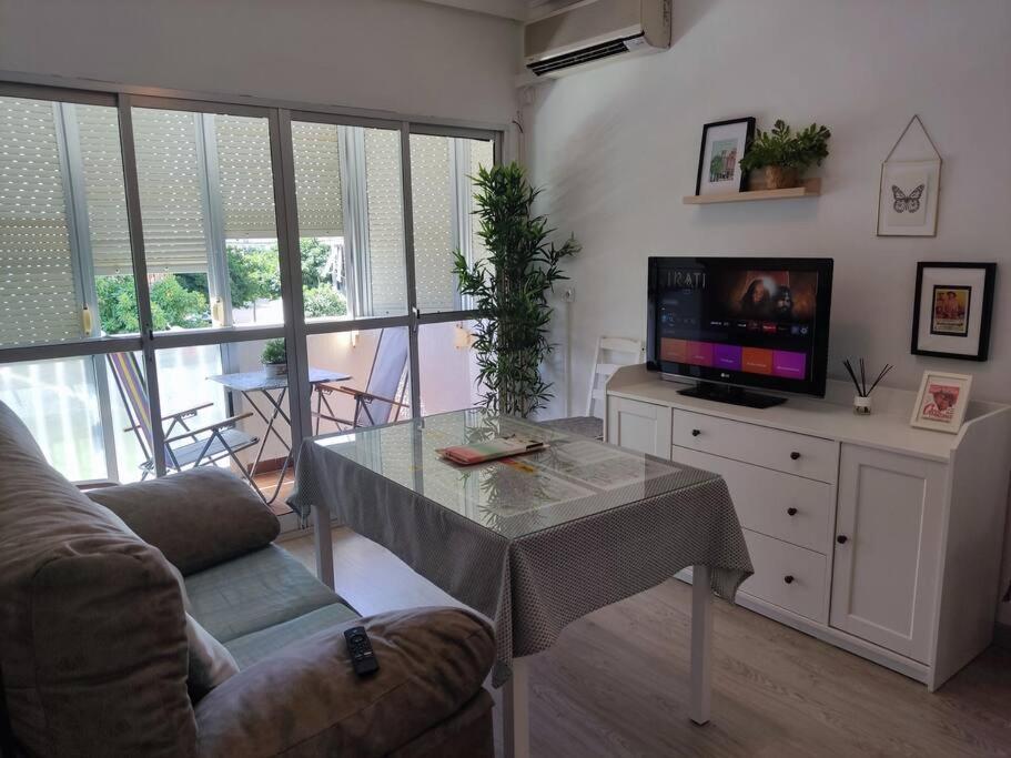Cozy And Well Connected Apartment Siviglia Esterno foto